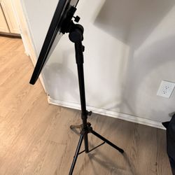 El atril de director con base de trípode On-Stage SM7211B 