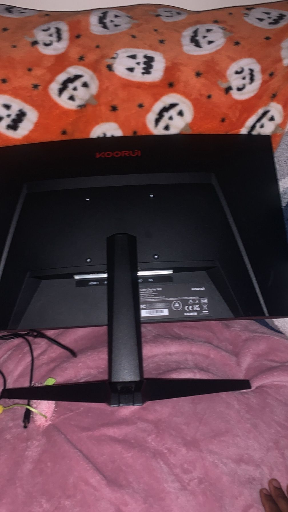 Koorui curve monitor with stand