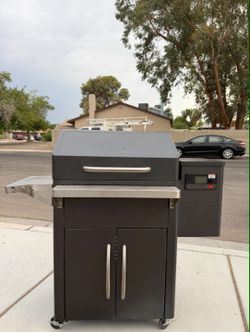 ** TRAEGER SILVERTON 620 PELLET GRILL SMOKER USED LIKE NEW VERY GOOD CONDITION