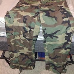 US Military Men's Size Medium Camouflage Chemical Fishing Hunting Trousers