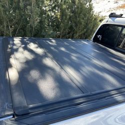 Hard Folding Tonneau Tacoma 5’ Like New 