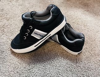 Boys Náutica Tennis Shoes Size 11
