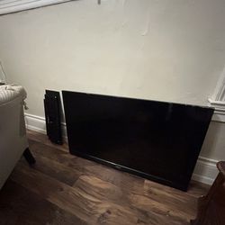 LED Flat Screen Television and Wall Mount