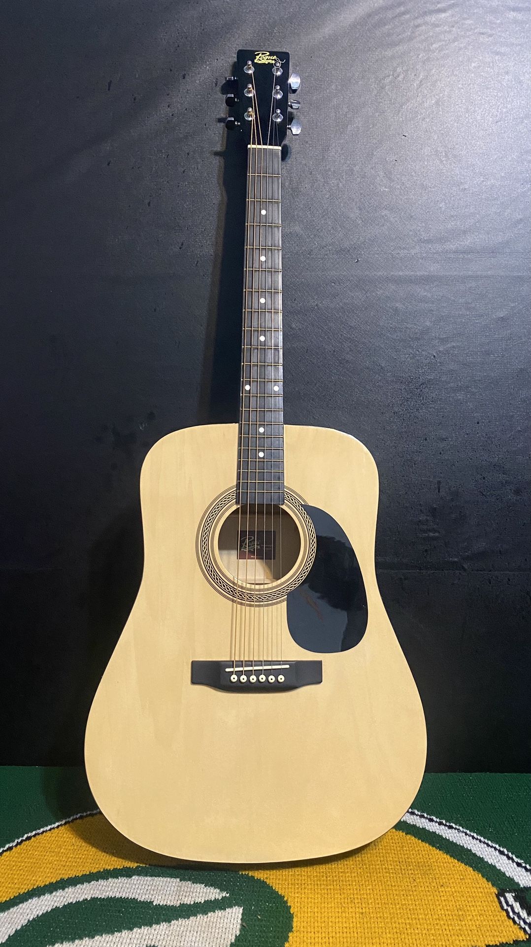 Rogue RA-090-NA Dreadnought Acoustic Guitar. 
