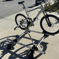 BMW rooftop cross bars with 2 bike holders