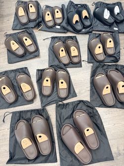 Yeezy slides Onyx, Chocolate from YEEZY . com Size 5-10