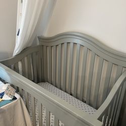 Quality Brand Young America Brand Crib 