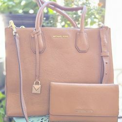 Michael Kors Crossbody Med SZ purse & Tri-fold Wallet