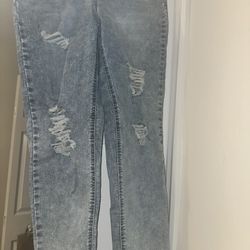 Light Wash Ripped Jeans 