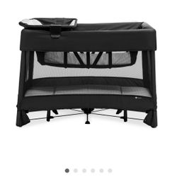 4moms Pack and Play With Diaper Changer And Bassinet 