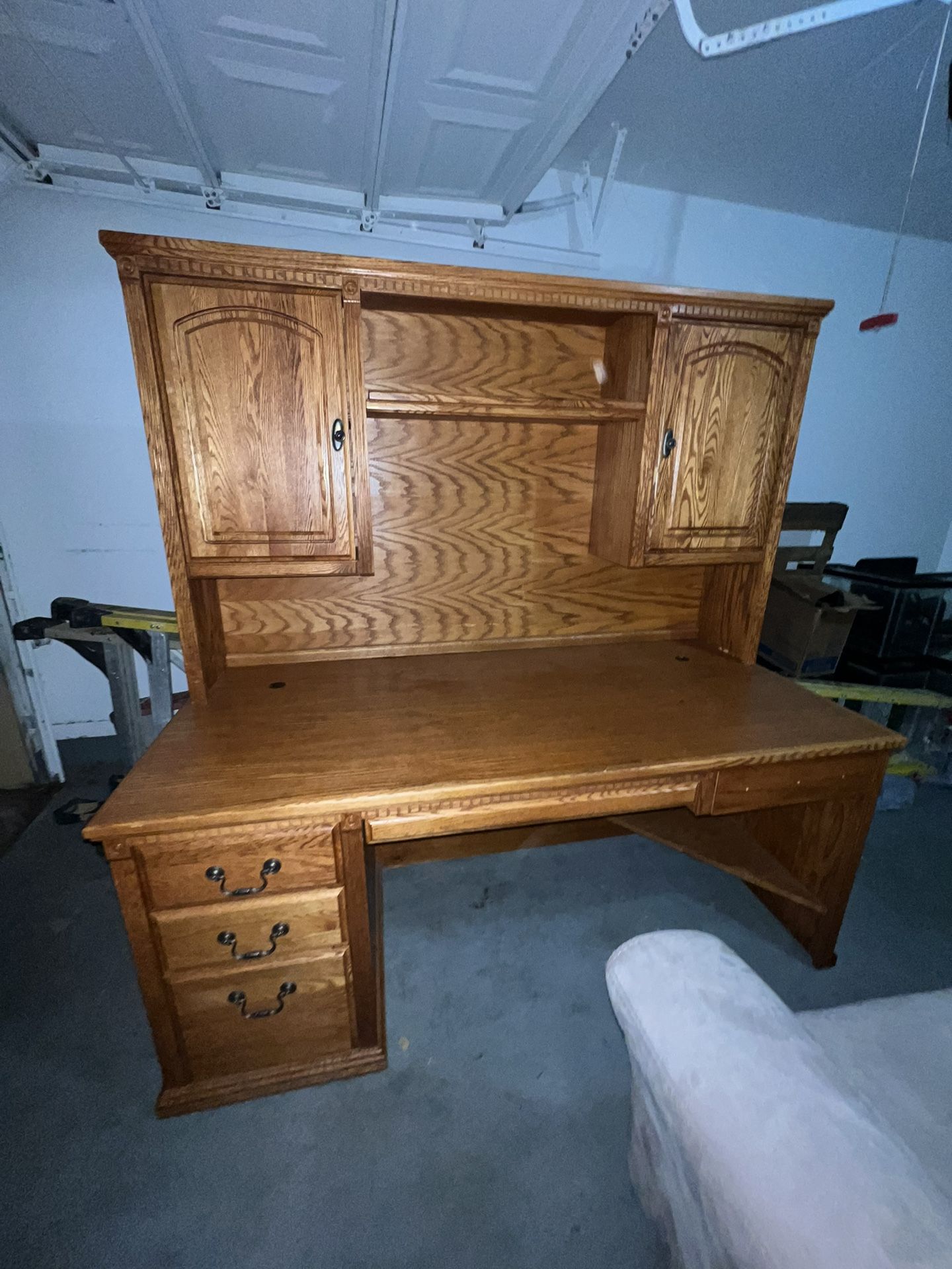 Executive Desk with Hutch 