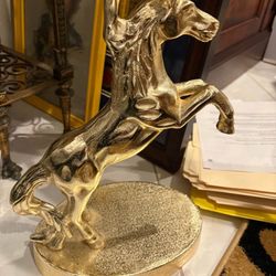 FABULOUS GOLD TONE ALUMINUM OR BRASS HORSE TABLE W/ WHITE MARBLE TOP. Great W/ Mid Century Modern MCM, Antique, Vintage, Hollywood Glam! 