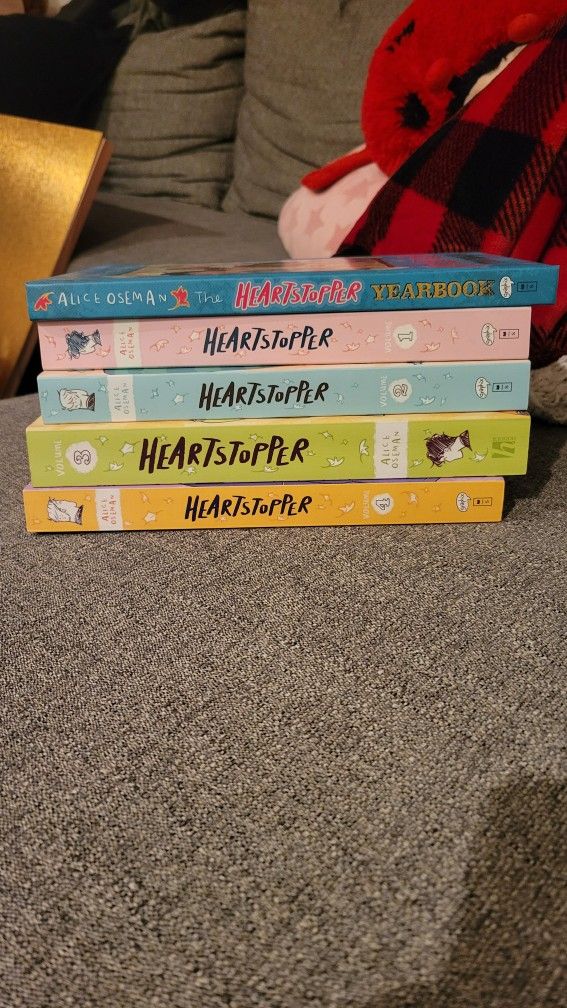 Heartstopper books 1-4 + yearbook