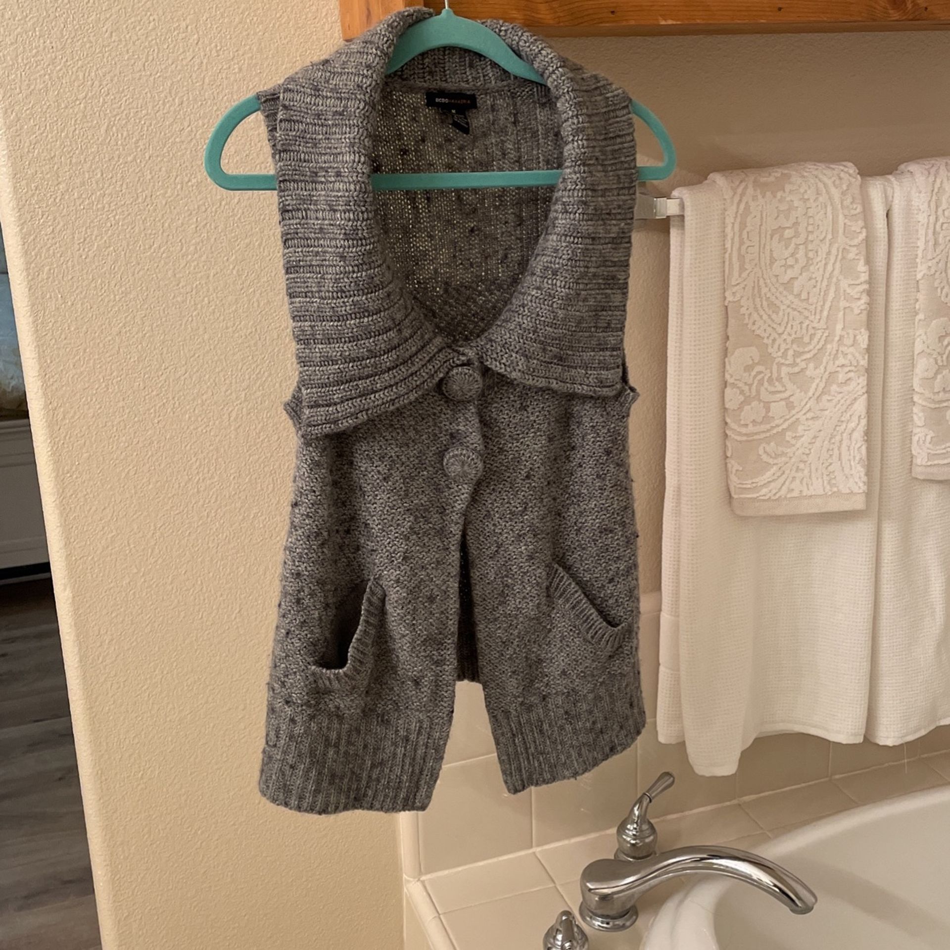 BCBG SWEATER VEST SIZE MEDIUM