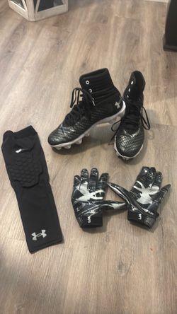 Men’s underarmour Sz 9 cleats, football gloves and sleeve