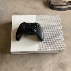 XBOX ONE-S Model 1681 With Remote 