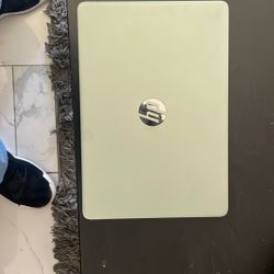 New HP Labtop 113GB Barely Used (W/Charger)