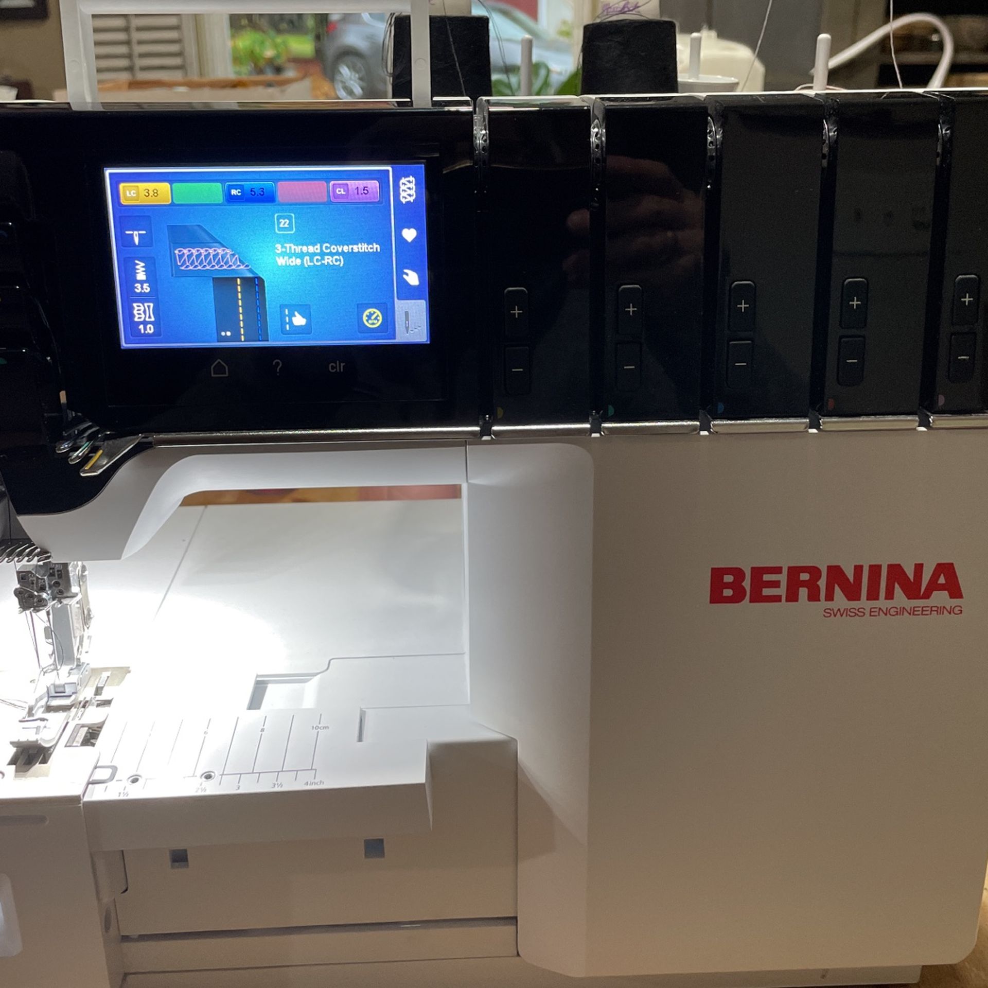 BERNINA L 890 SERGER OVERLOCK MACHINE LIKE NEW for Sale in Marysville