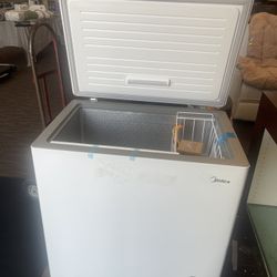Midea Convertible Chest Freezer with Interior LED Light, 7.0 cu ft, White
