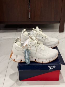 NEW Women’s Reebok Zig Dynamica Sneakers Natural/Light Grey - Size 8
