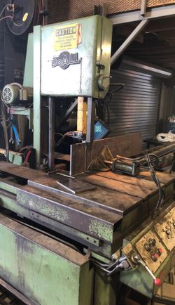 Hydraulic meta cutting saw