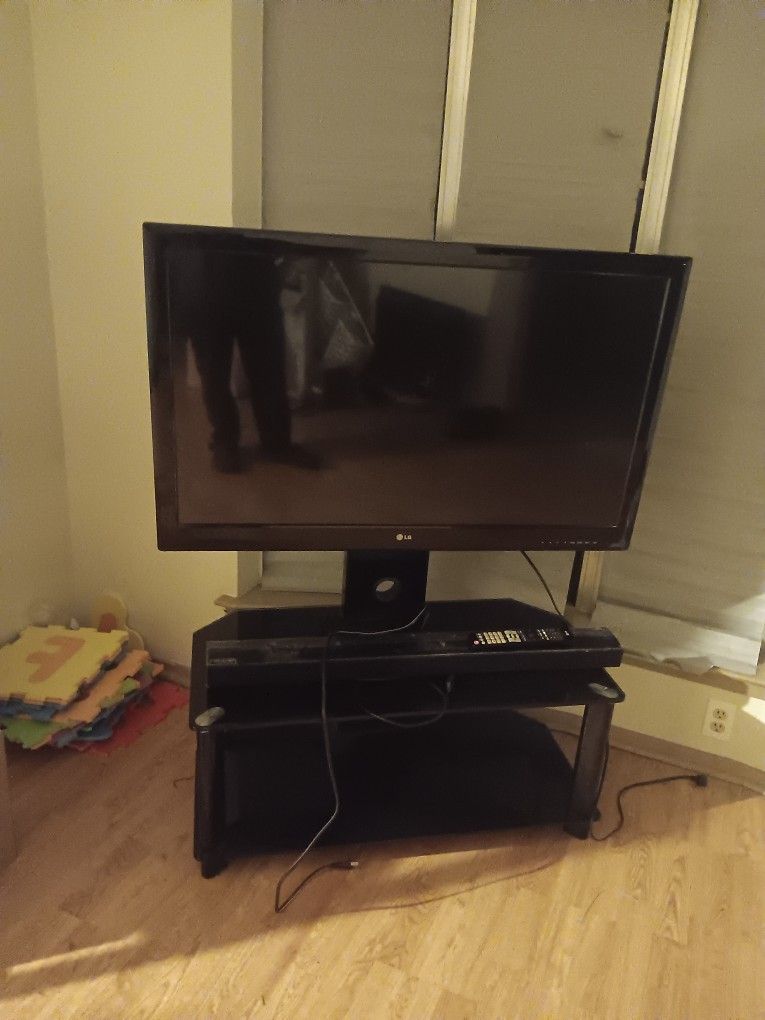 Lg   Tv 40 Inch  Whit TV stand