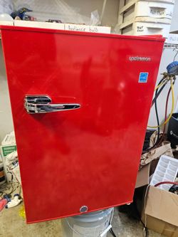 Small refrigerator in good conditioning
