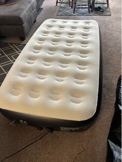 Twin size air mattress with air pump attached