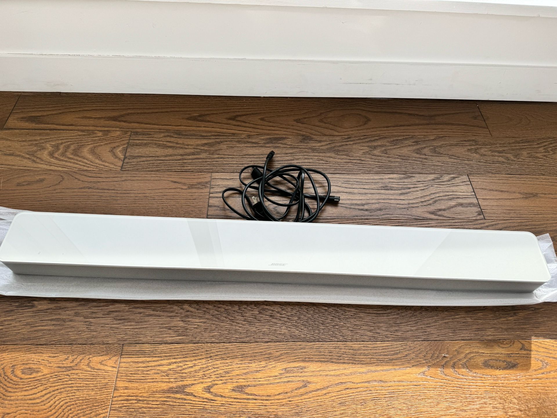 Like New - Bose 700 Soundbar - Artic White
