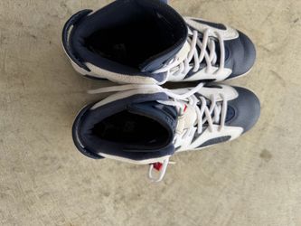 Tennis shoes