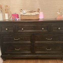 Living Spaces 7 Drawer Dresser