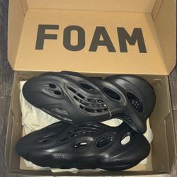 Onyx Foam Runner Size 10 Men