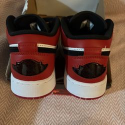 Air Jordan 1 Low SE GS) (White/Black-Varsity Red)