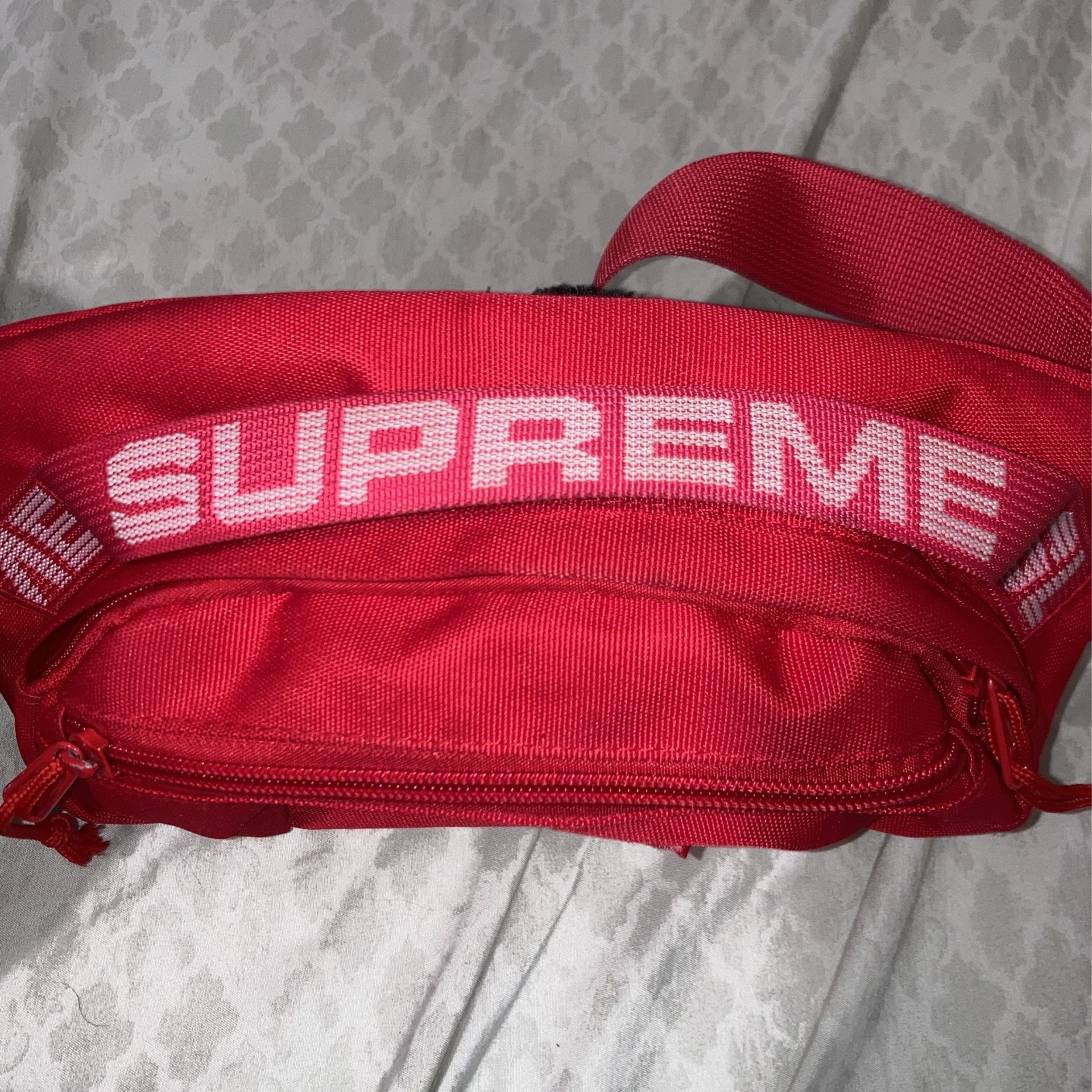 RED SUPREME FANNY PACK for Sale in Lowell, MA - OfferUp