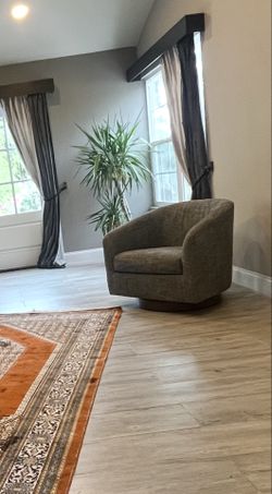 Modern Upholstered Swivel Barrel Chair – Excellent Condition