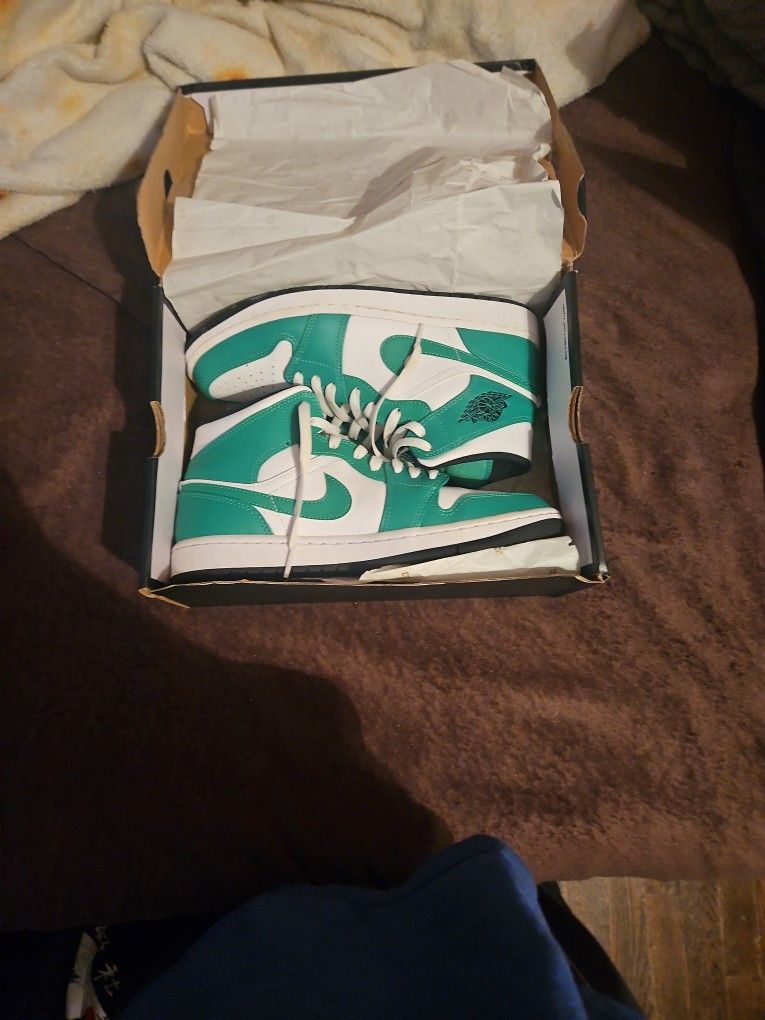 Jordan 1 Mid Lucky Green