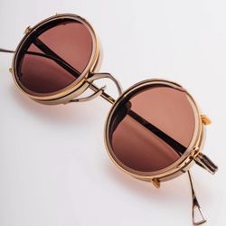 KameManNen Glasses: Authentic And Timeless!