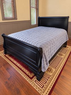 Traditional/Empire Queen Bed