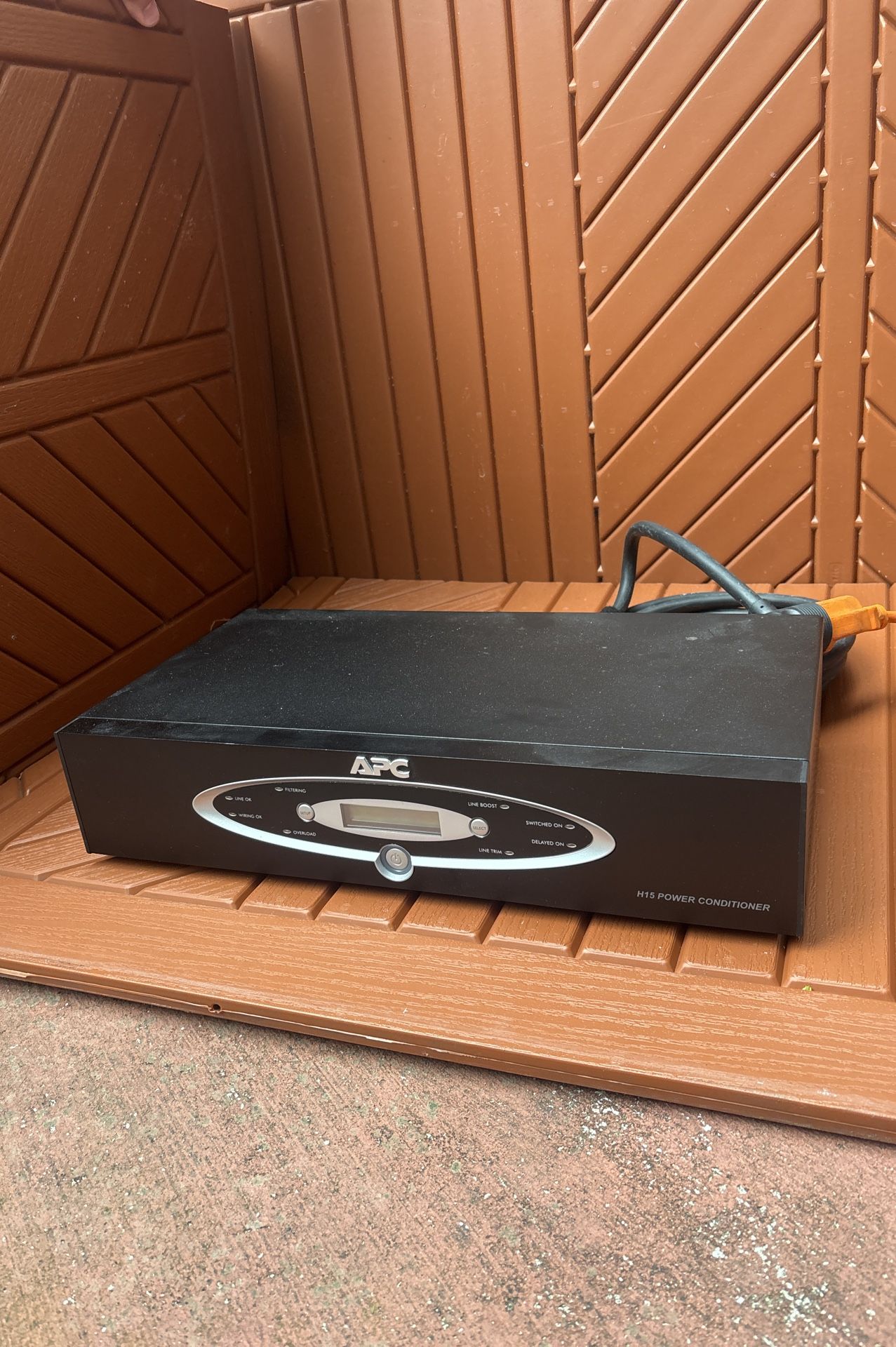 APC H15 12-Outlet Rack Mountable Home Theater Power Conditioner