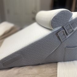 Adjustable wedge Pillow