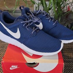 !! 4.5y.  Nike Roshe One (GS) !!