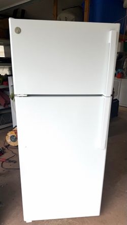GE 17.5 Cu. Ft. Refrigerator – Clean and less than 3 years old– $475
