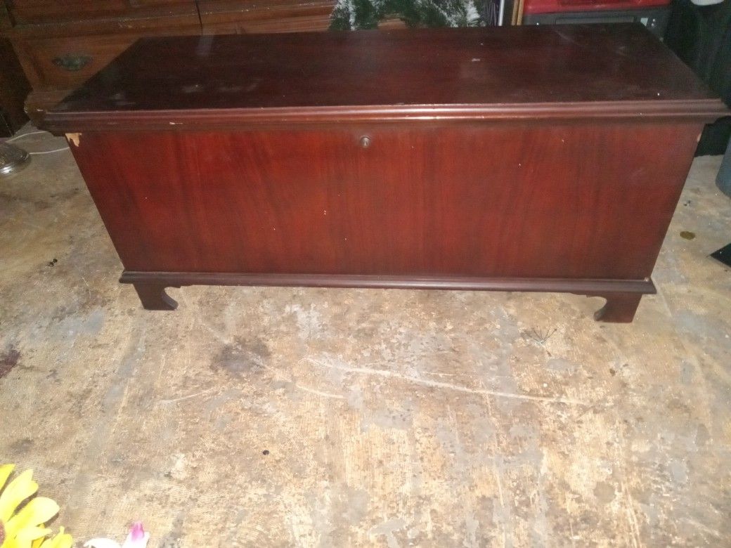Stickling. Cedar chest Antique antique Is great condition