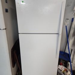 whirlpool Refrigerator 63x28x29 
