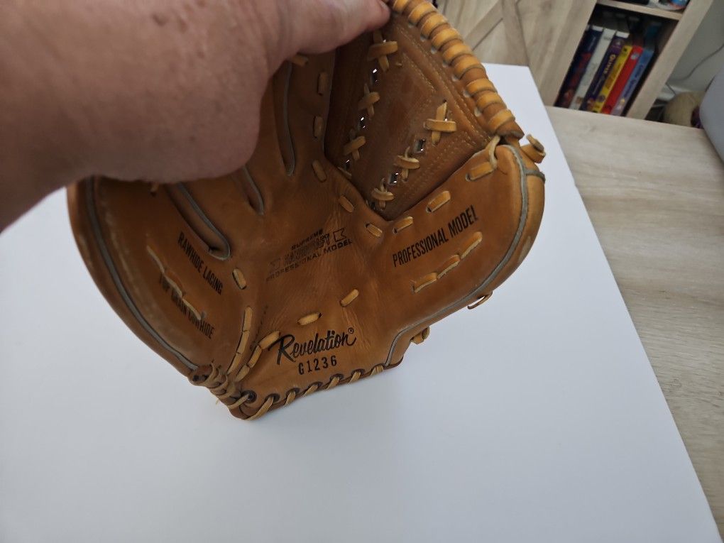 Revelation G1236 Left Handed Baseball Glove Autographed San Padres - Dave Winfield, Randy Jones, Cito Gaston, Willie McCoy, Matty Alou A Few Other