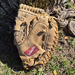 Louisvill Slugger Sofball Catchers Glove ( See Pics) LOCATED in Glendora.  Check out my Page for more Baseball/Softball Equipment for sale cheap!!!