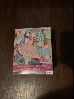 Hatsune Miku Sweet Sweets Strawberry Chocolate Shortcake Figure