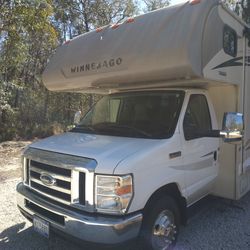 2017 Winnebago Minnie Winnie........WF331K  one slide out