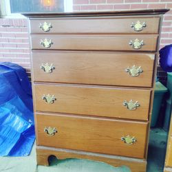 Dresser And Chest Of Drawers 