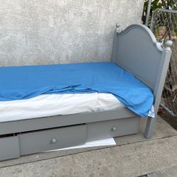 Cama, Colchón Y Gavetero 